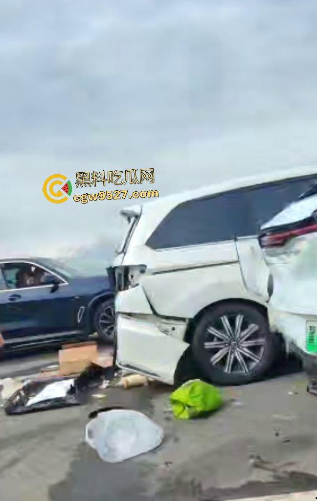 内蒙古赤峰水泥罐车失控狂撞！小米YU7成救命神器，车毁人安车主倒车神速变藤原拓海！-4