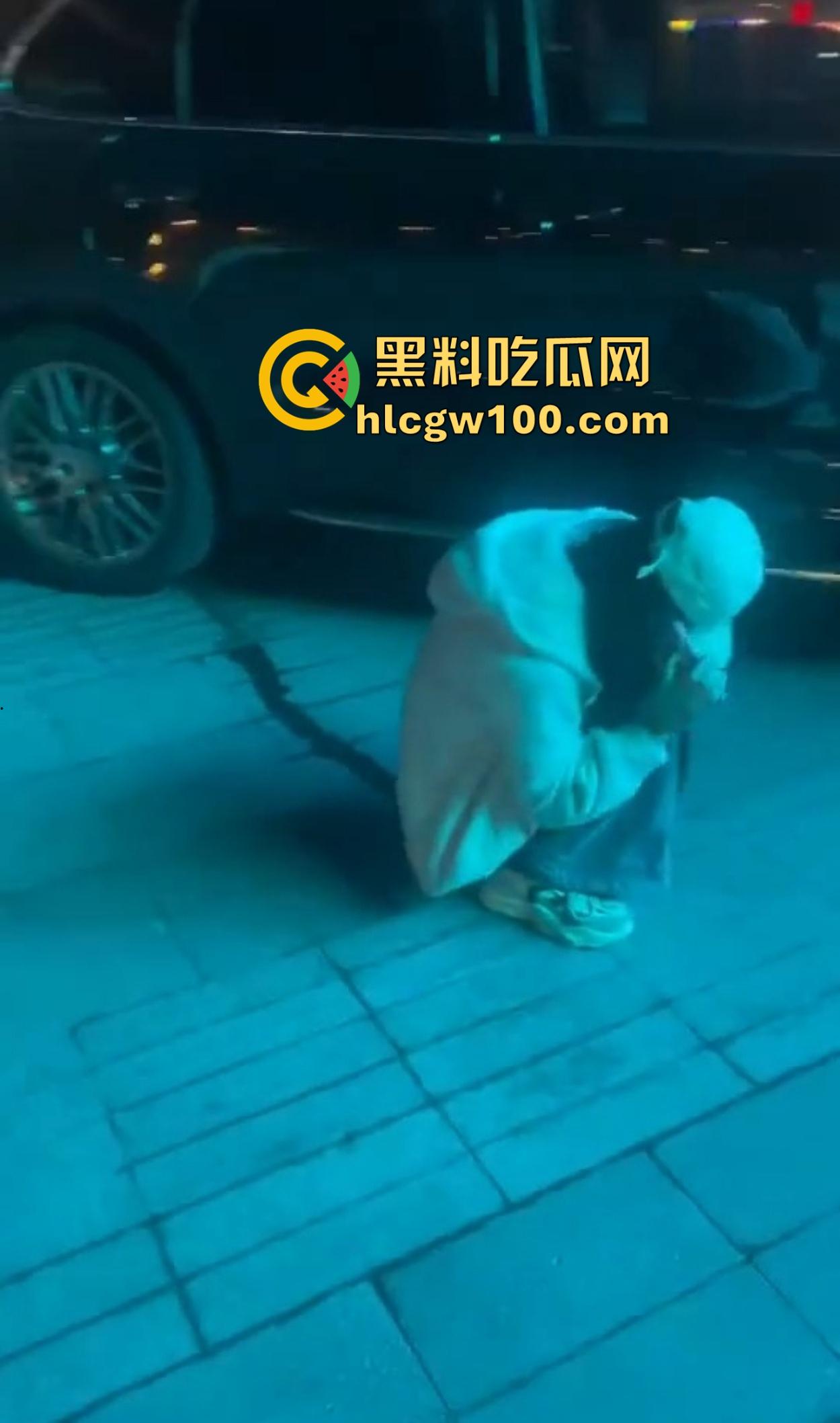 大长沙深夜出奇葩秀，裸女硬核街头行走问候警察，骚比尿裤子花式炫湿，这样的戏码年年有？-10