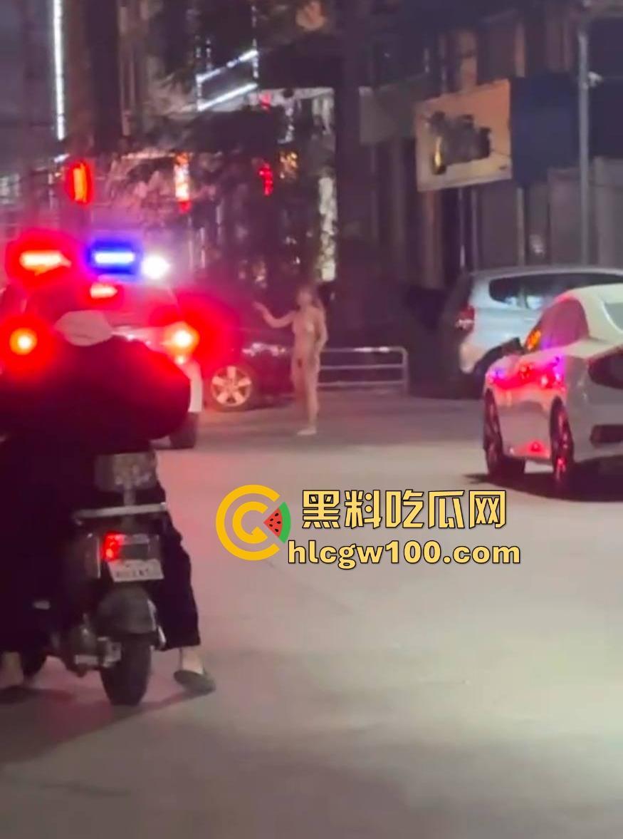 大长沙深夜出奇葩秀，裸女硬核街头行走问候警察，骚比尿裤子花式炫湿，这样的戏码年年有？-12
