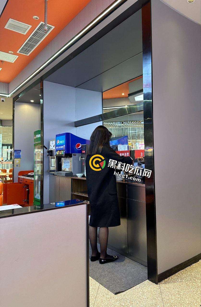 常州大学05年生被调教一年半，终成合格母狗，来到喜来登玩露出尽显 K9 本性！-13