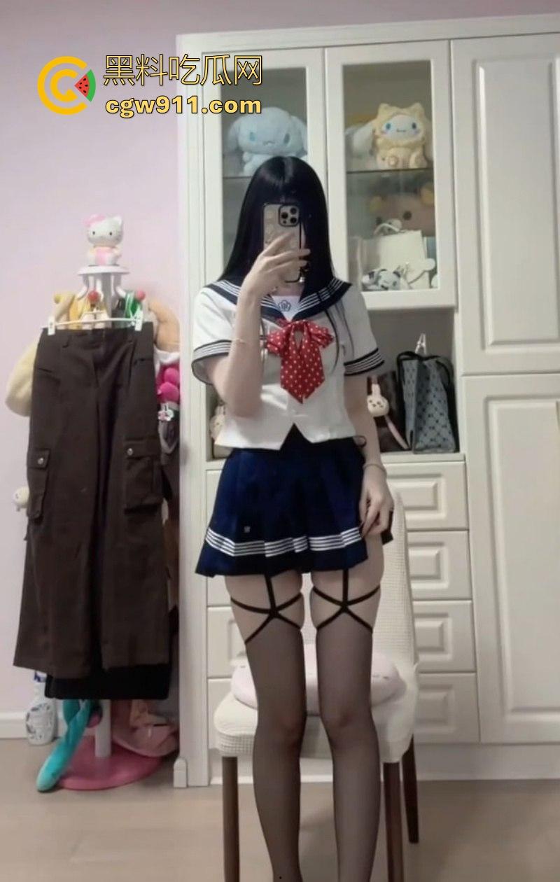 快手高颜值网红【小台】各种黑丝制服诱惑，水晶假屌抽插粉嫩肥鲍，翘臀扭动间透出无限诱惑！-3