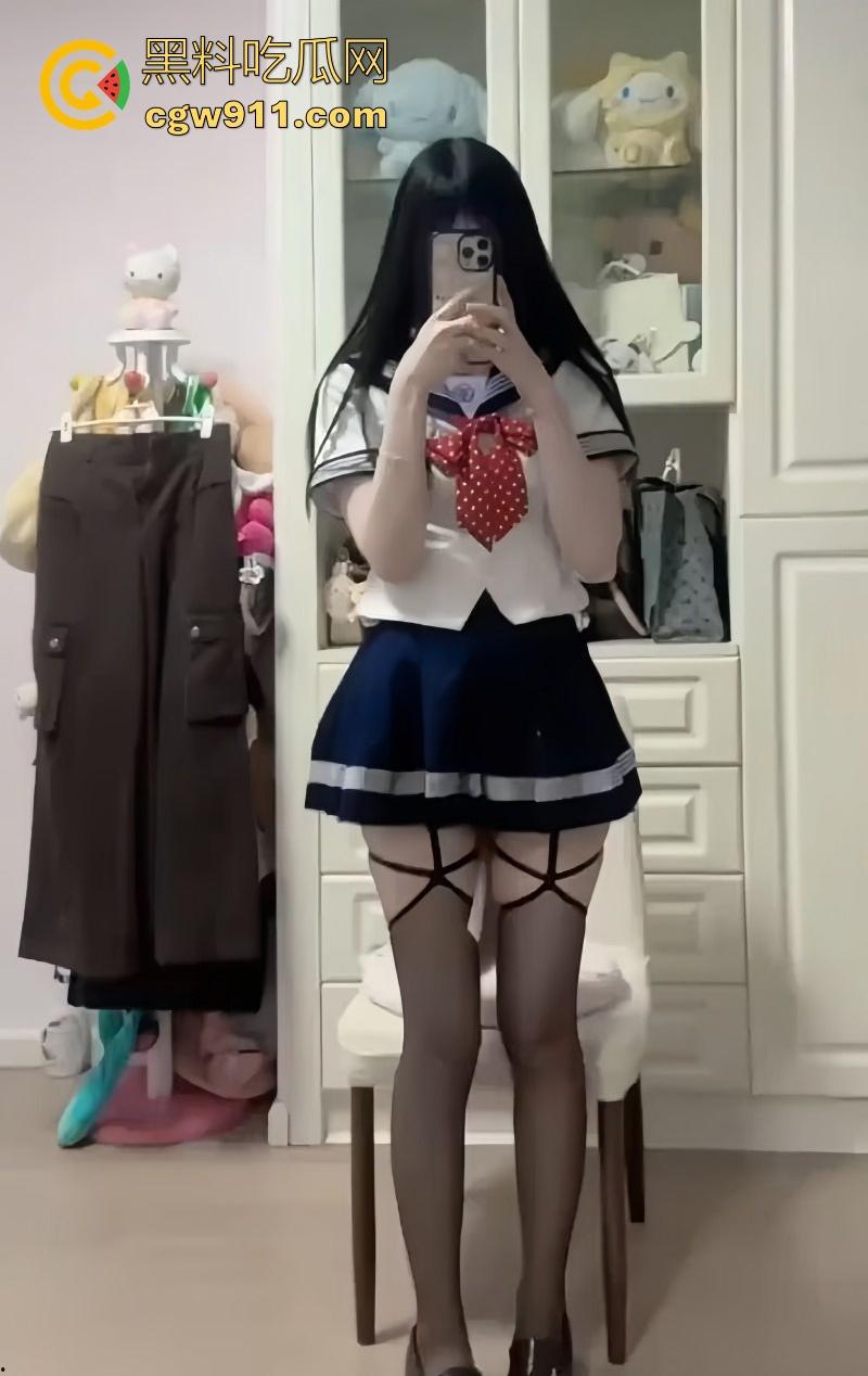 快手高颜值网红【小台】各种黑丝制服诱惑，水晶假屌抽插粉嫩肥鲍，翘臀扭动间透出无限诱惑！-4