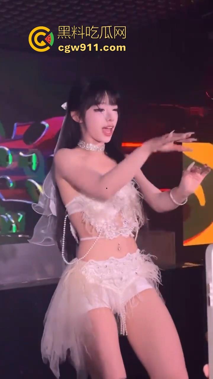 前面跳得有多骚，私下给就操的有多狼狈，土豪重金拿下酒吧模特，骑乘内射狠狠满足！-3