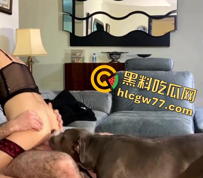 欧美人兽猎奇视频震撼曝光！妻子口完，老公让爱犬双棍填满妻子双洞太炸裂！-7