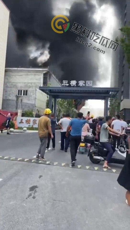 浙江宁波奉化工厂突发大火！不到五分钟车间化作火海，工人全力扑救无果-1