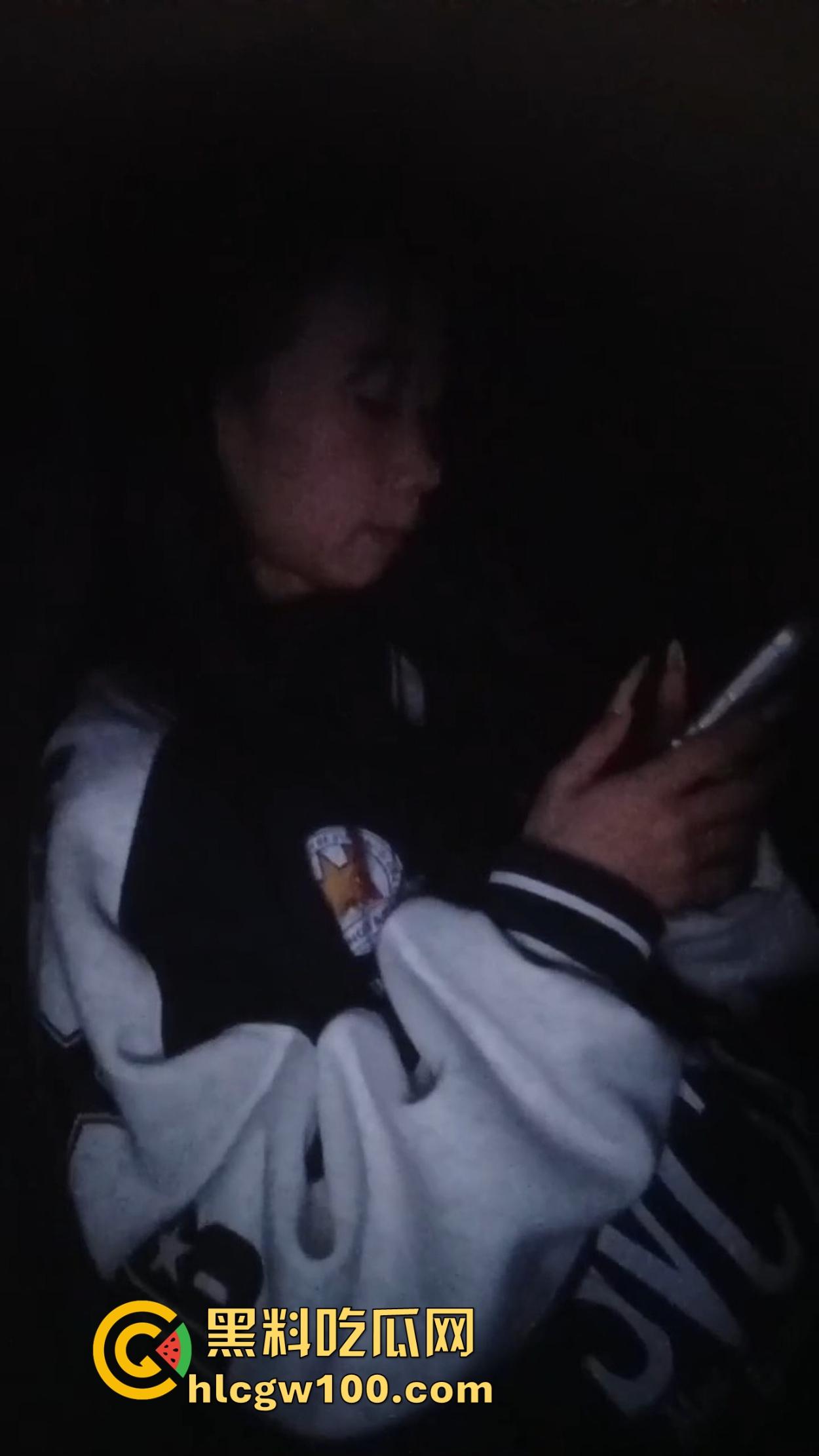 学生妹子放寒假都出来兼职站街，穿着校服卖快餐是勤工俭学还是逼良为娼？道德和地址哪个重要？-4