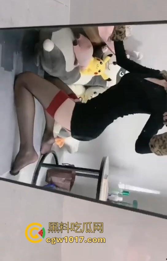 看似高颜值身材好,但实际上懂得都懂,私下反差淫荡的一批,各种骑乘花式抽插,这种类型的嗦鸡巴老狠了!-6