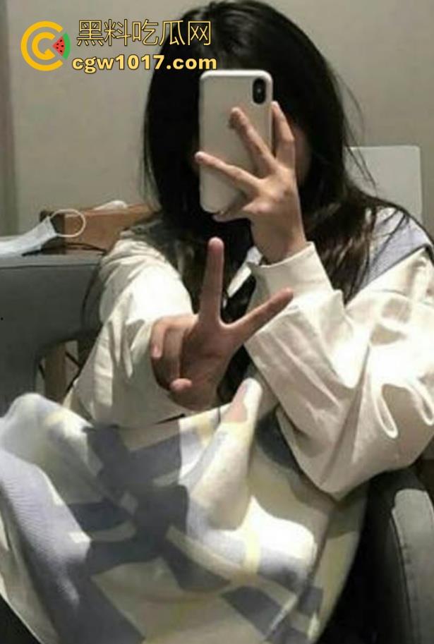 强上半夜在厨房找饭吃的女儿，大屌狠捅粉穴，翘臀高抬美腿夹紧粗壮肉棒撸动，高潮淫水狂喷！-1