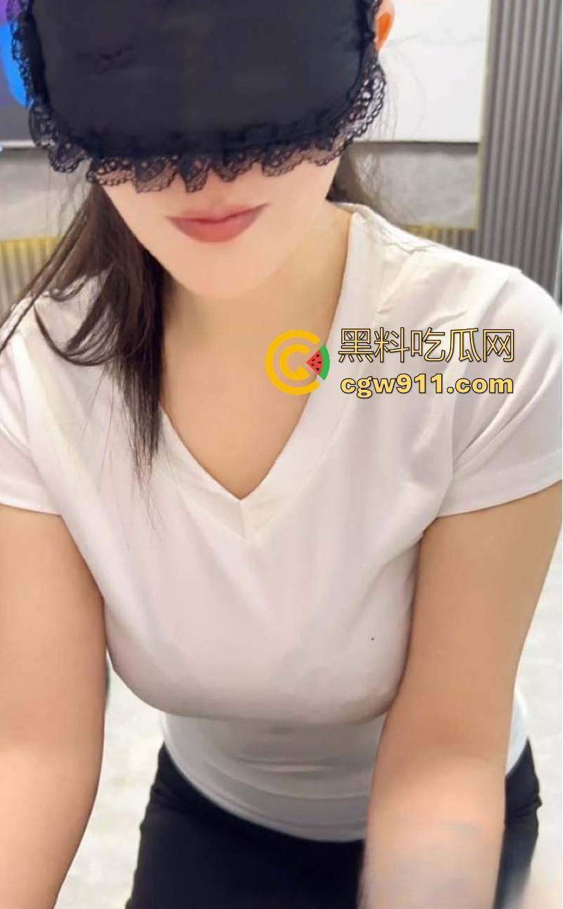 国庆假期，偷情骑行圈的大奶美少妇，极品大奶狂喷奶水，多角度爆操抽插，完美身材诱惑爆表！-2