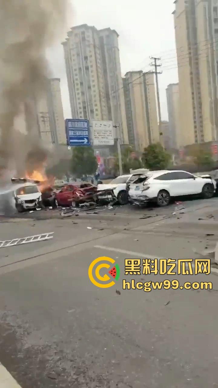 夺命惊魂！四川巴中公路变修罗场，渣土车疯狂冲撞血溅街头，多车成废铁，五人丧命！-5