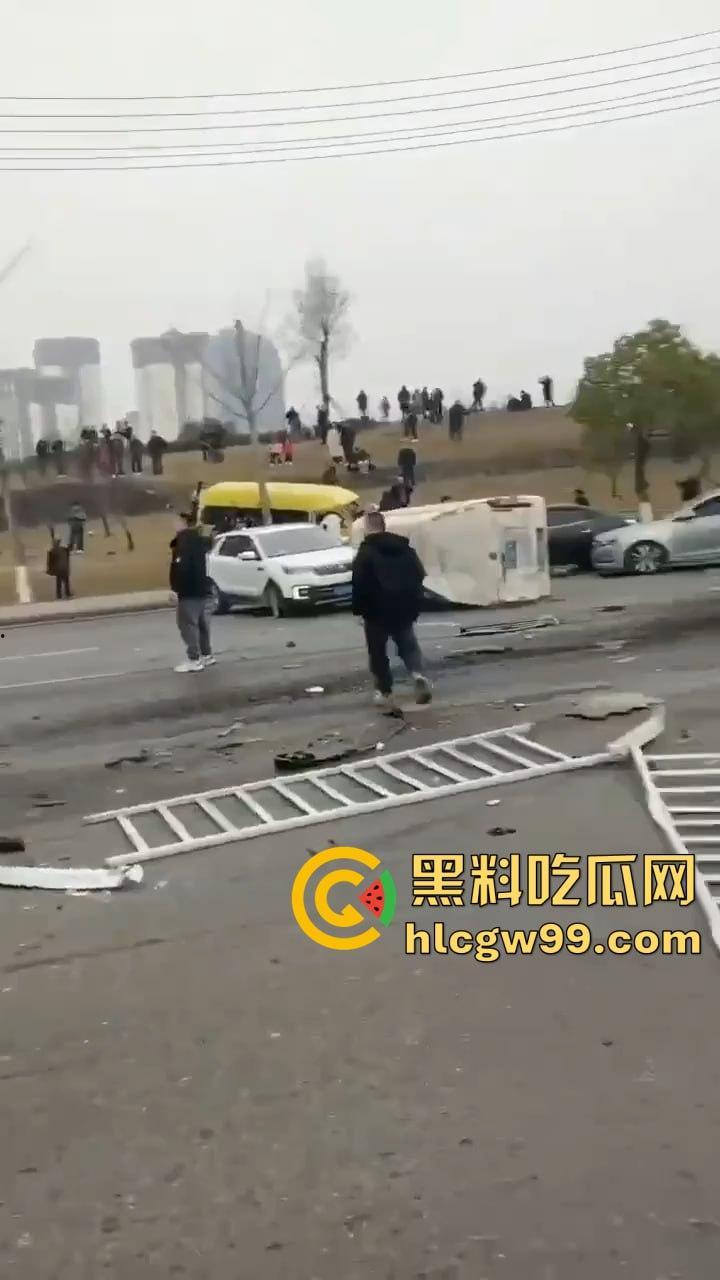 夺命惊魂！四川巴中公路变修罗场，渣土车疯狂冲撞血溅街头，多车成废铁，五人丧命！-7