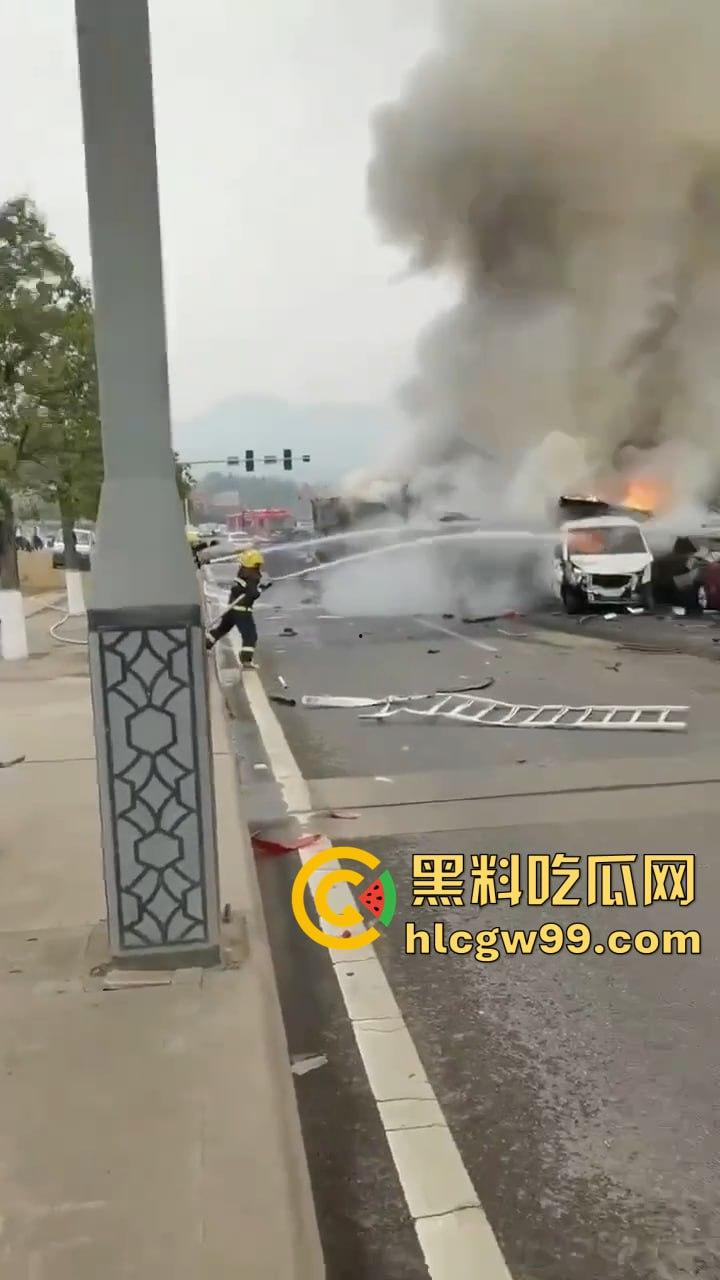 夺命惊魂！四川巴中公路变修罗场，渣土车疯狂冲撞血溅街头，多车成废铁，五人丧命！-8