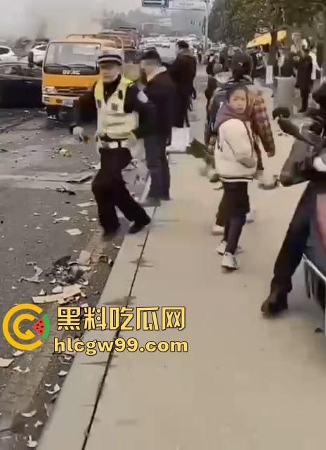 夺命惊魂！四川巴中公路变修罗场，渣土车疯狂冲撞血溅街头，多车成废铁，五人丧命！-11