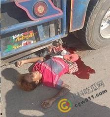 惨烈车祸现场，精神小伙骑车飙出火葬场悲剧！鲜血肠子满地，围观群众震惊想吐，惨不忍睹！-5