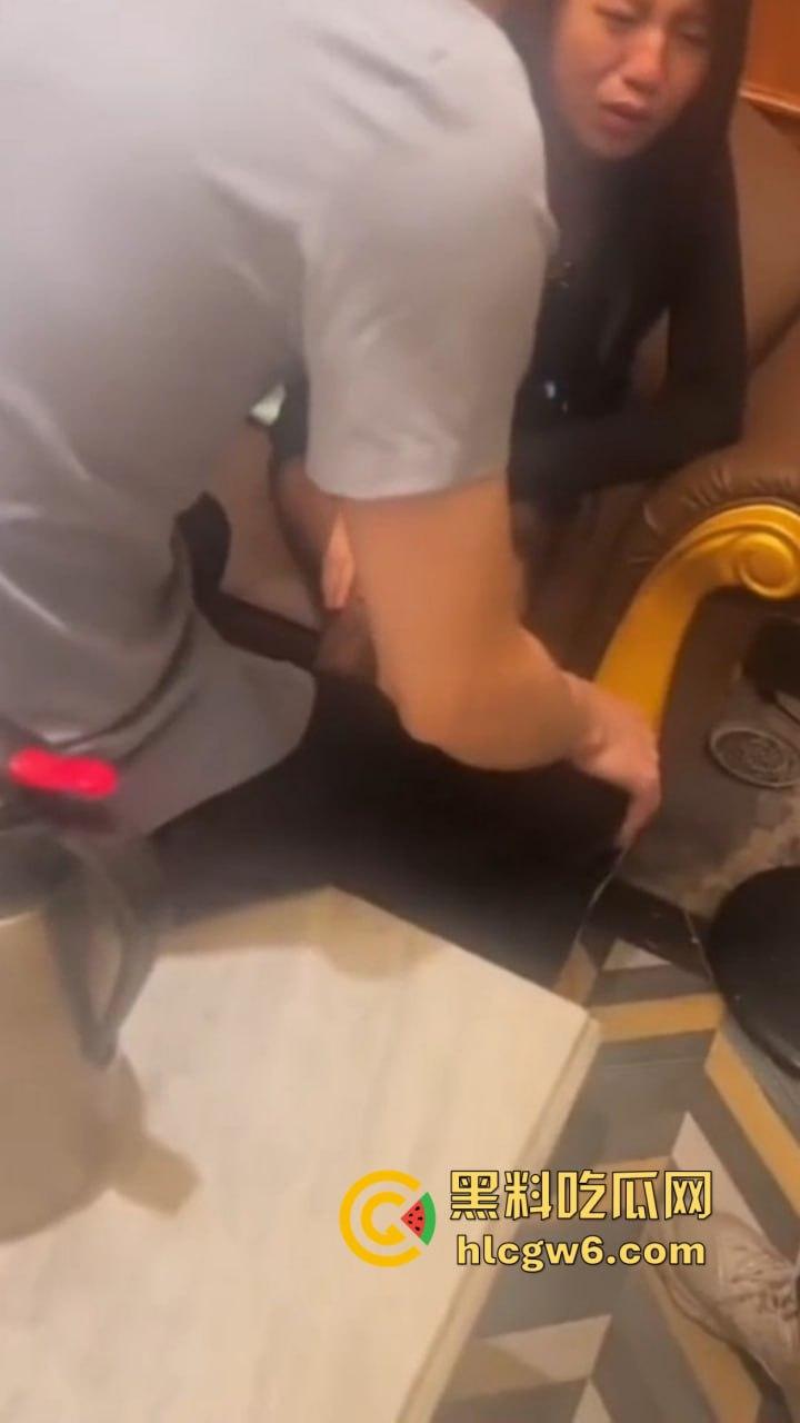 南京KTV小妹到处串台,被大哥抓个正着,不给钱还想白嫖,酒白喝了,小妹差点当场哭晕!-1