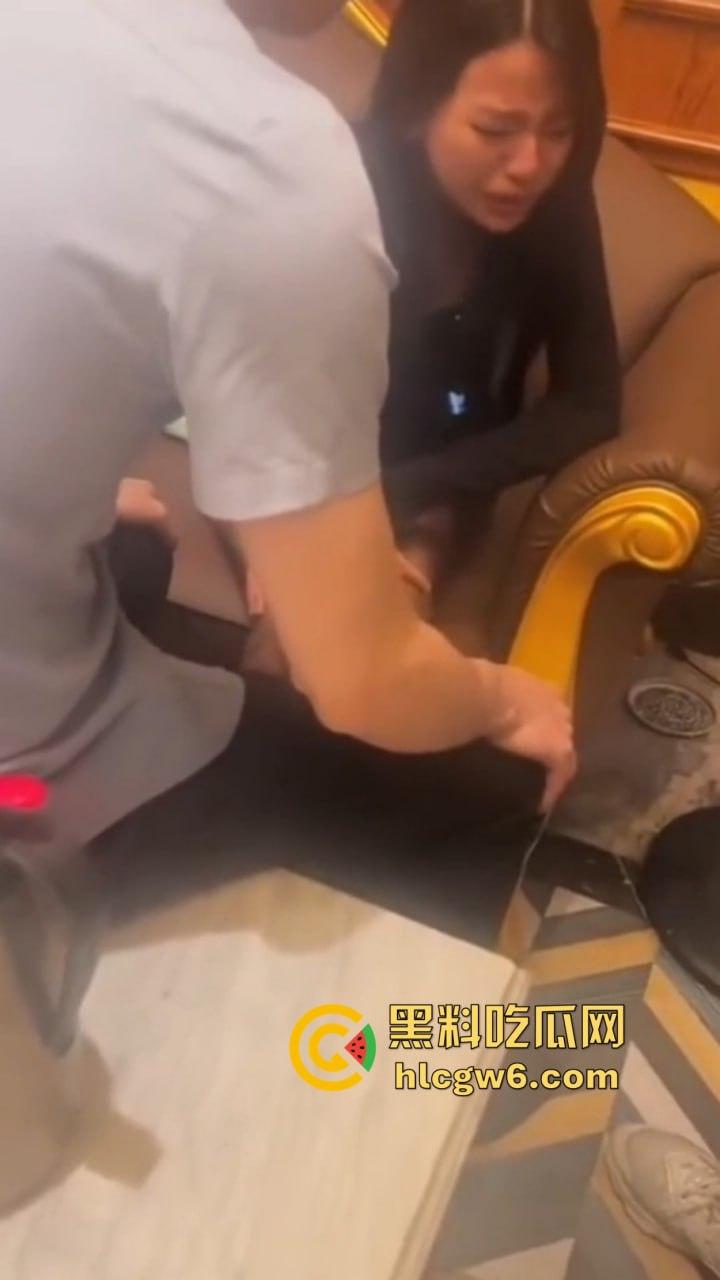 南京KTV小妹到处串台,被大哥抓个正着,不给钱还想白嫖,酒白喝了,小妹差点当场哭晕!-2