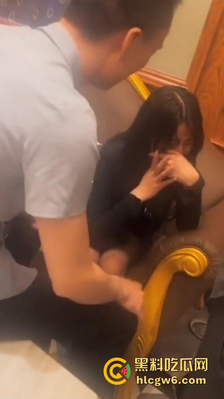 南京KTV小妹到处串台,被大哥抓个正着,不给钱还想白嫖,酒白喝了,小妹差点当场哭晕!-3