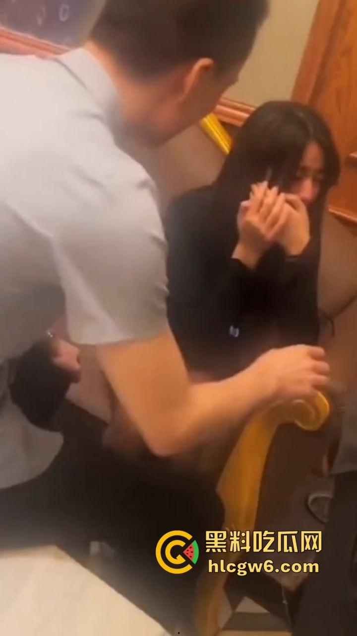 南京KTV小妹到处串台,被大哥抓个正着,不给钱还想白嫖,酒白喝了,小妹差点当场哭晕!-4