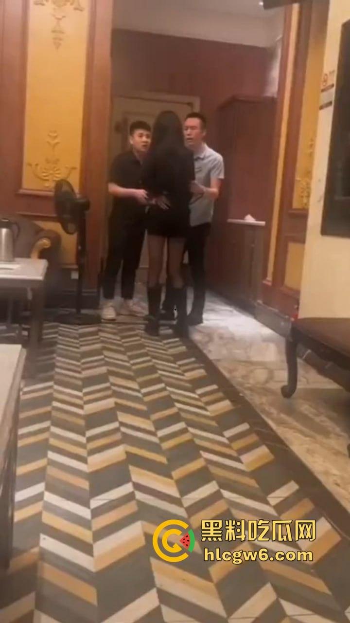 南京KTV小妹到处串台,被大哥抓个正着,不给钱还想白嫖,酒白喝了,小妹差点当场哭晕!-5