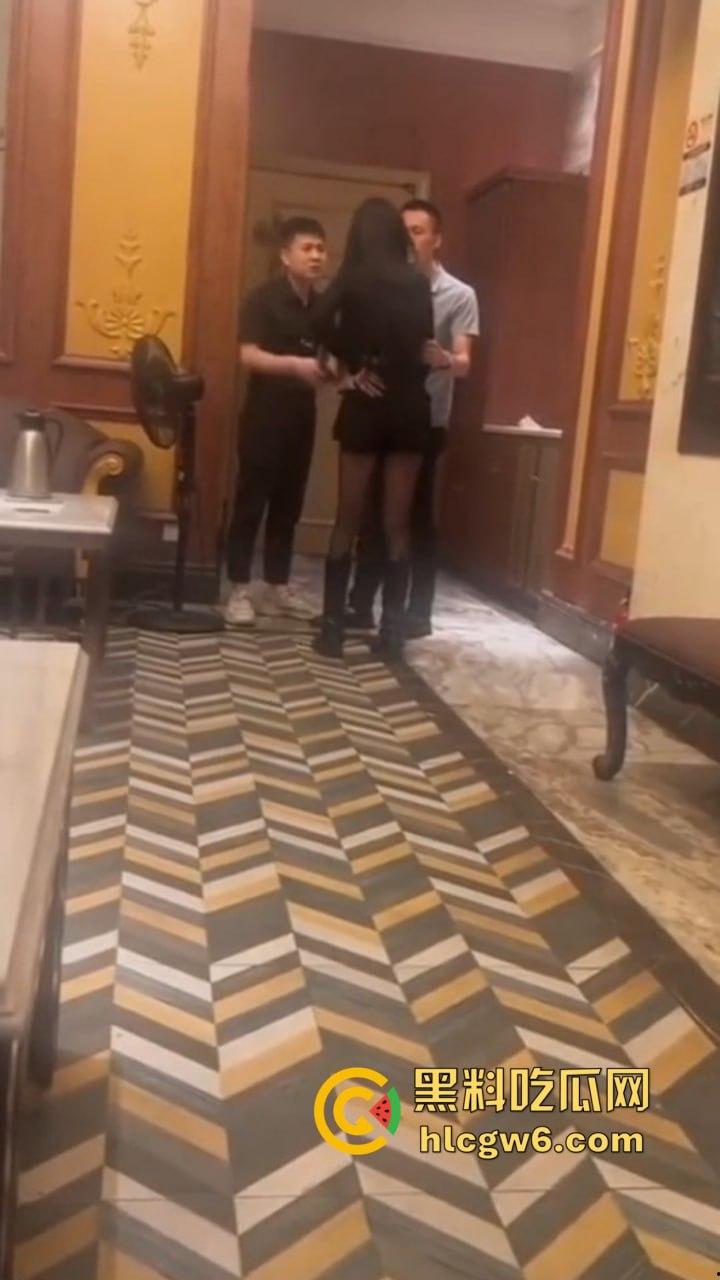 南京KTV小妹到处串台,被大哥抓个正着,不给钱还想白嫖,酒白喝了,小妹差点当场哭晕!-7