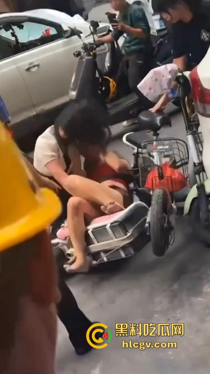 广东汕头陈暦合俩骚妇街头打架 抓头发脱衣服 现场都打成少儿不宜了！-4