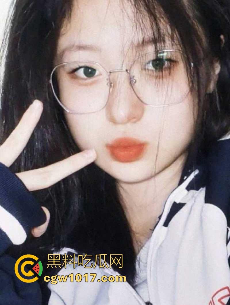 武汉师范学院反差母狗【李慧】每日自慰淫照献主人，哀求主人临幸露脸撅臀挨操，十个眼镜久个骚，还有一个特别骚！-5