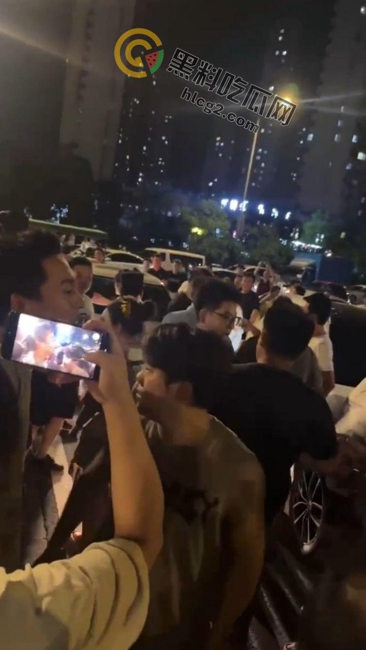 南京“鬼市”风波！城管出动遭摊贩围攻，居民喊话整顿占道经营-7