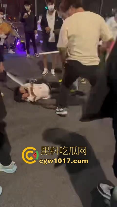 精神小伙街头围殴，骑着鬼火拿着铁棍上来抡，打得满身是学，年轻人打人真的没轻没重的！-2