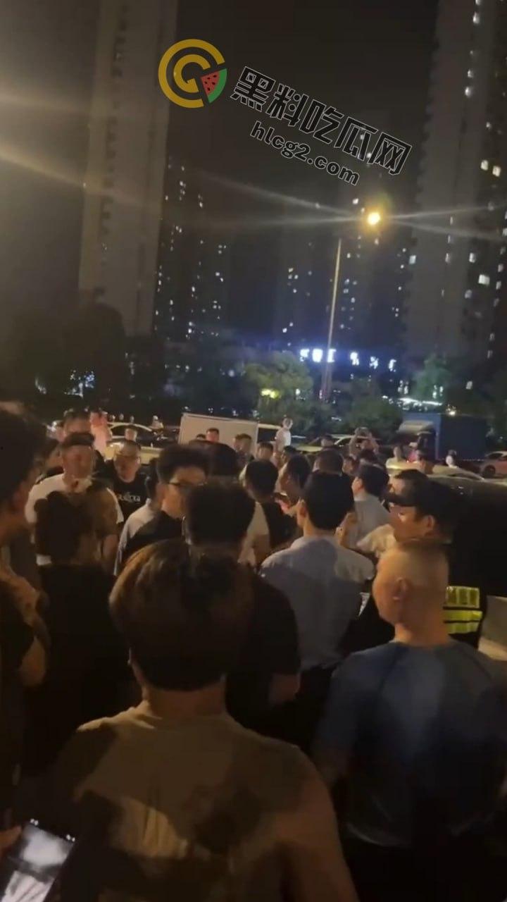 南京“鬼市”风波！城管出动遭摊贩围攻，居民喊话整顿占道经营-11