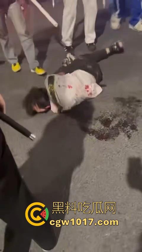 精神小伙街头围殴，骑着鬼火拿着铁棍上来抡，打得满身是学，年轻人打人真的没轻没重的！-8