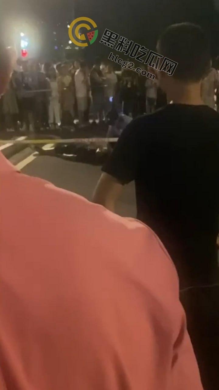 南京“鬼市”风波！城管出动遭摊贩围攻，居民喊话整顿占道经营-13