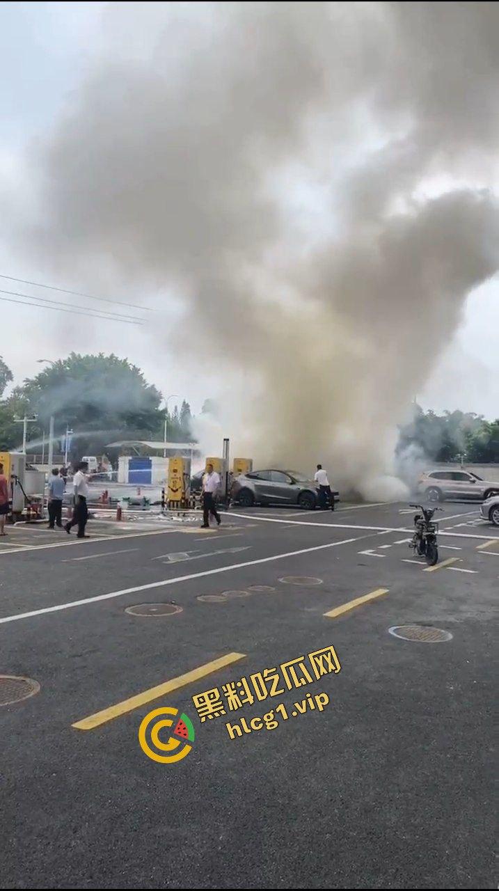 广州番禺区 奔驰EQC纯电车 充电自燃！充电5分钟 燃烧1小时！-3