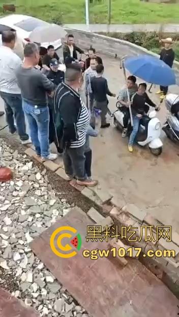 世仇两村大型械斗！仇人见面分外眼红，警察现场拦都拦不开，村民抄起家伙就上，堪比古惑仔砍人！-1
