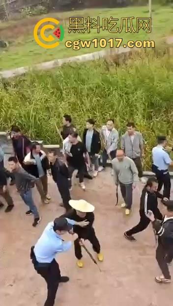 世仇两村大型械斗！仇人见面分外眼红，警察现场拦都拦不开，村民抄起家伙就上，堪比古惑仔砍人！-5