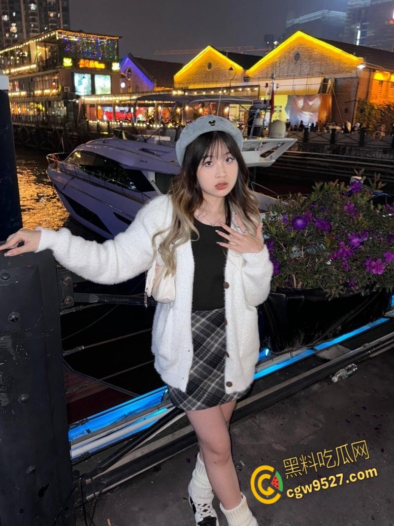 吉林师范学院清纯学妹【张娜】，人前文静人后骚母狗，被按住脖子爆操，操完不满足还用道具接着弄 !-4