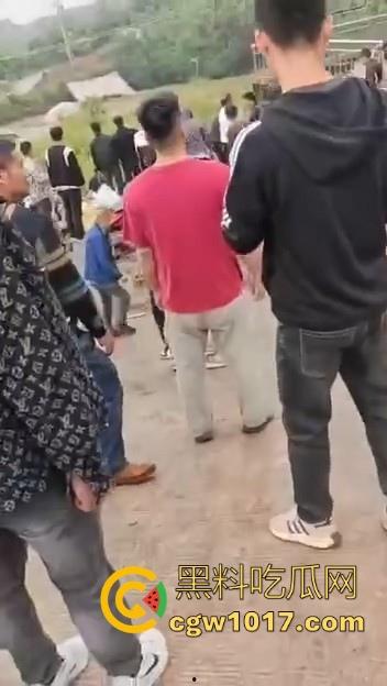 世仇两村大型械斗！仇人见面分外眼红，警察现场拦都拦不开，村民抄起家伙就上，堪比古惑仔砍人！-10
