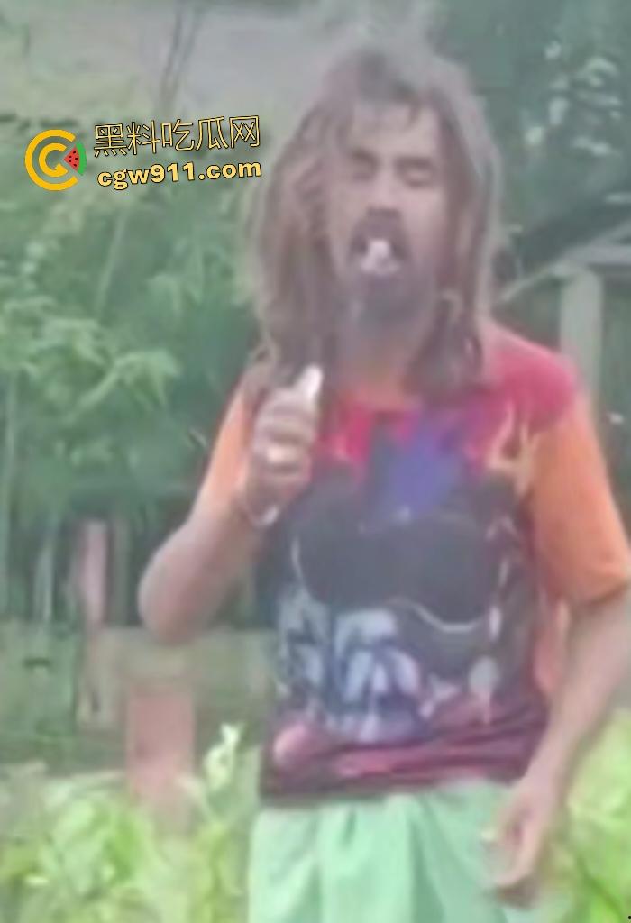 英国穷鬼流浪汉狠炸自己!老婆跑路绝望拿鞭炮塞嘴自爆折磨,威力太小没死成却逗乐路人狂笑!-1