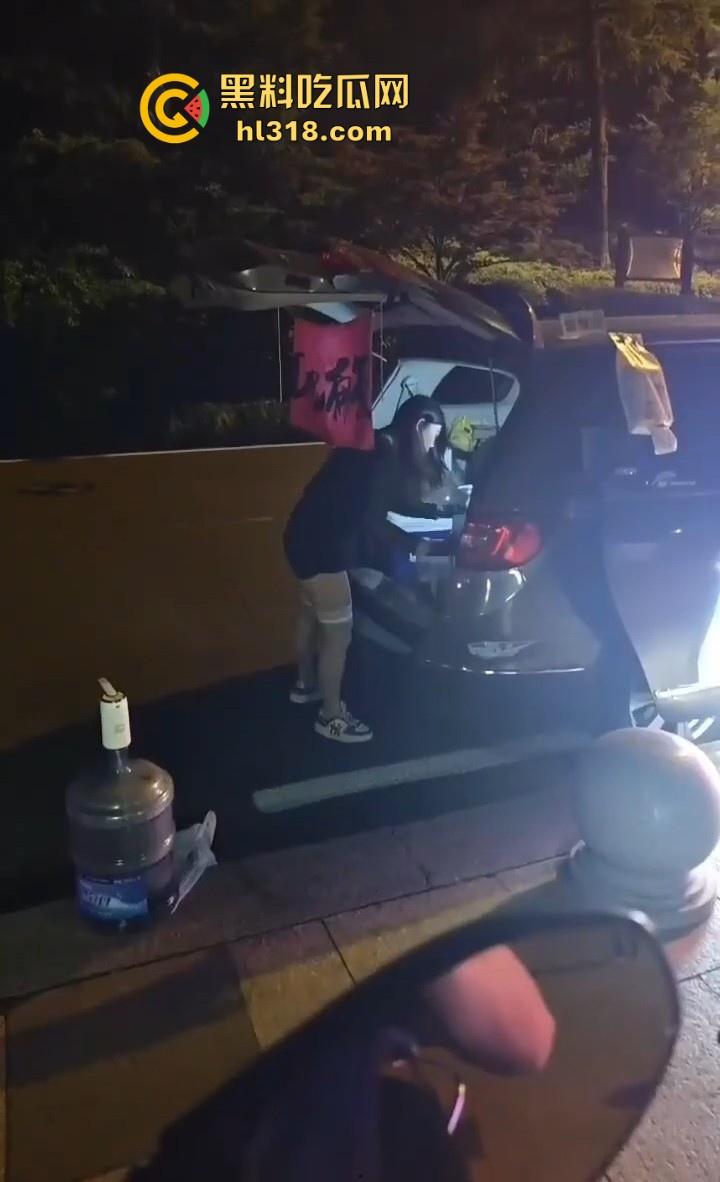 一杯柠檬茶就能细看G杯大奶，小姐姐纯手工猛打，其实我一直喜欢喝柠檬茶，什么大不大奶的无所谓！-1