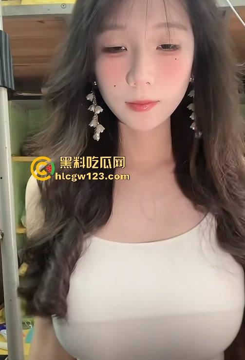 抖音巨乳反差网红【饭書書】网调自慰视频曝光 极品清纯大奶大秀身材 挑逗姿势性感撩人!-4