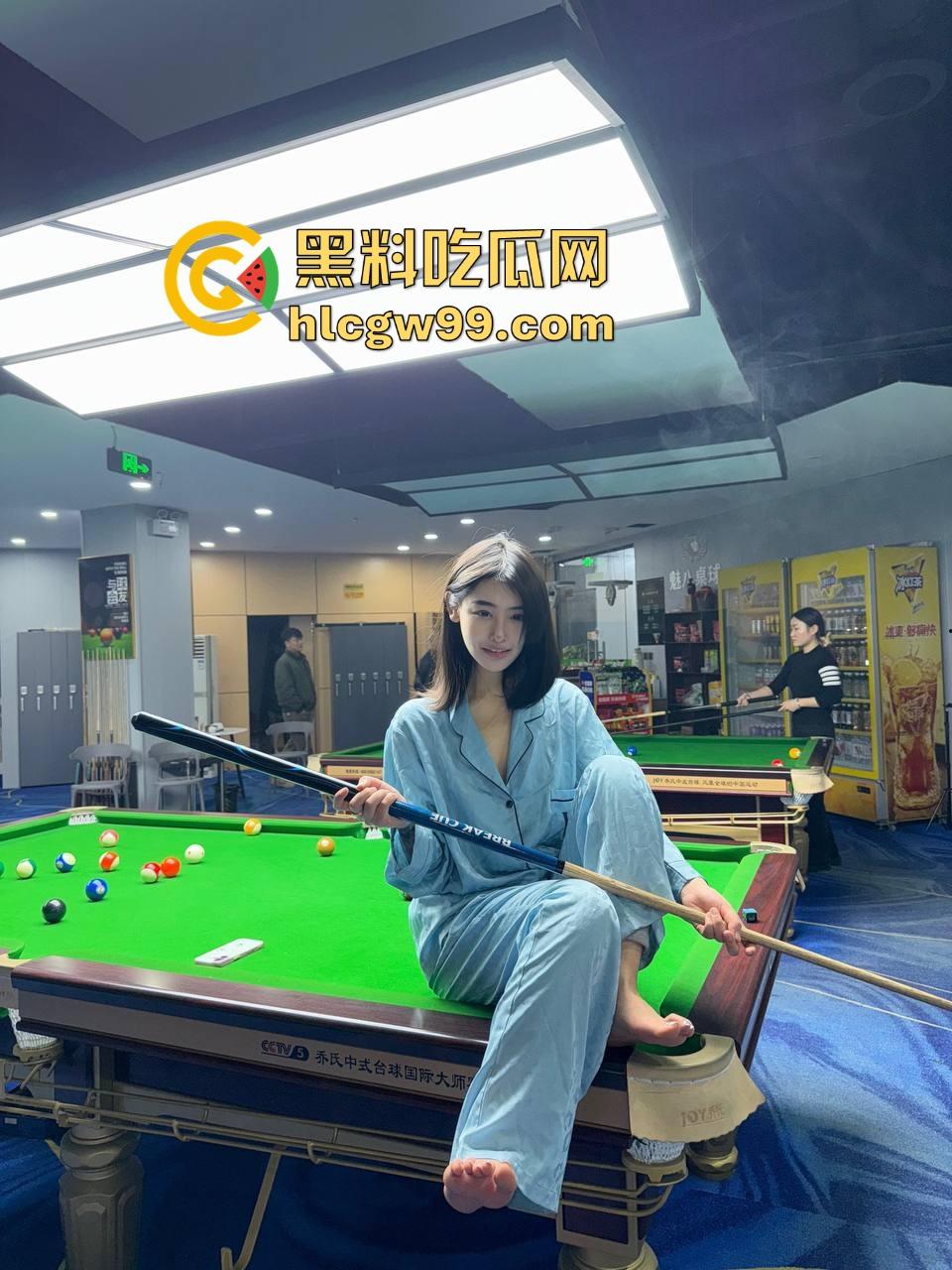 台球厅陪玩睡衣派对大哥充卡秒带走，车里睡衣一脱直接验货开干，车是真的稳，这发黑8果然是一发入魂！-1