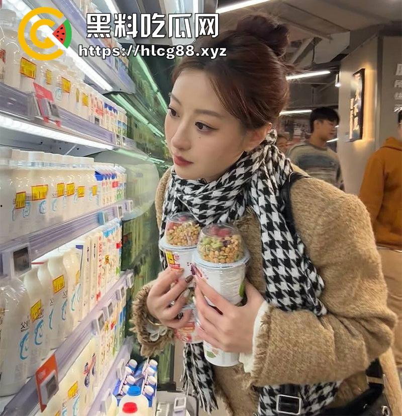 天津27岁反差母狗【任紫霄】被体育生男友曝光性爱视频 完美身材被疯狂打桩爆操 简直就是行走的炮架！-1