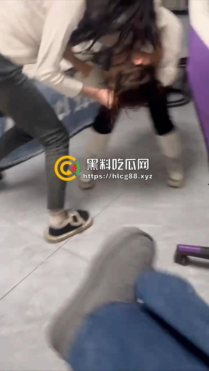 电竞酒店男友前头1V3猛干岳山开团，女友后头跟骚闺蜜撕逼扯奶子，把好姐妹内衣都差点扯出来！-2