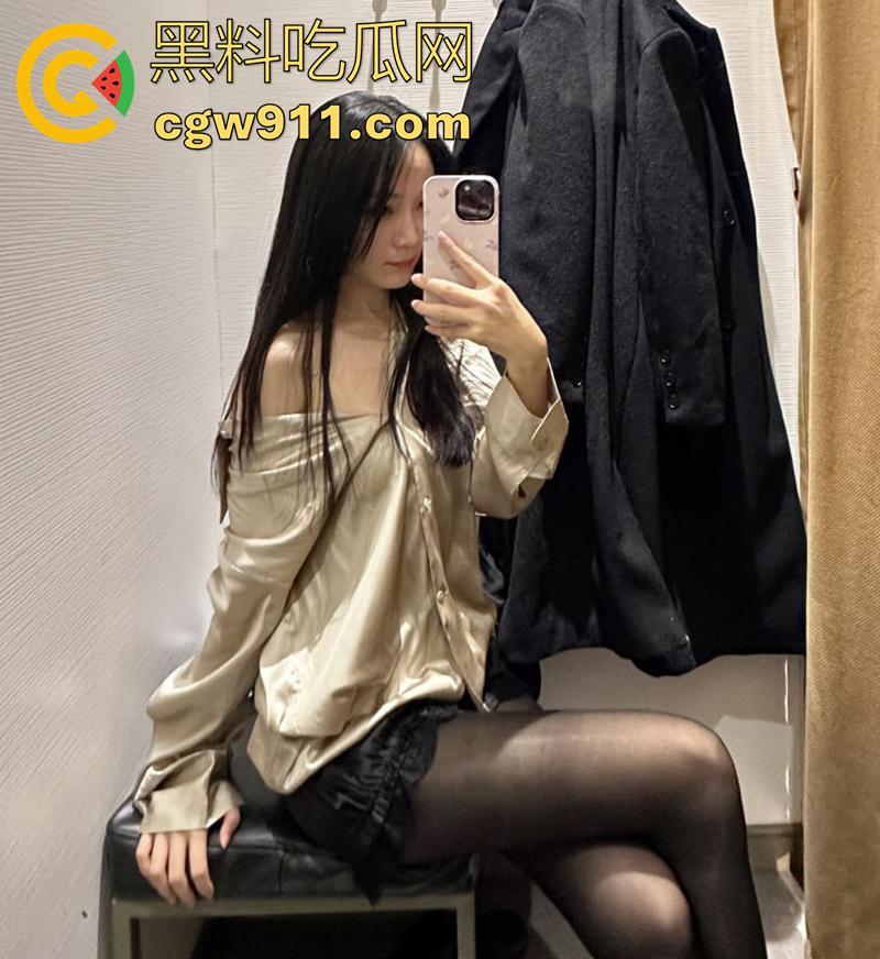 顶级骚逼推荐！湛江赤坎区【庞国梅】，外表高冷内心淫荡，爱好无套群P内射、户外野战、真空逛街，喜欢射嘴里吞下去！-1