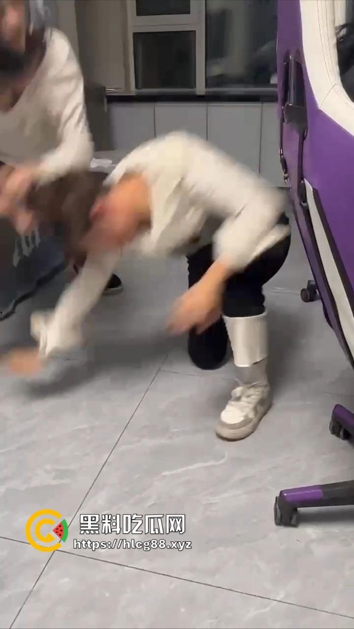 电竞酒店男友前头1V3猛干岳山开团，女友后头跟骚闺蜜撕逼扯奶子，把好姐妹内衣都差点扯出来！-8