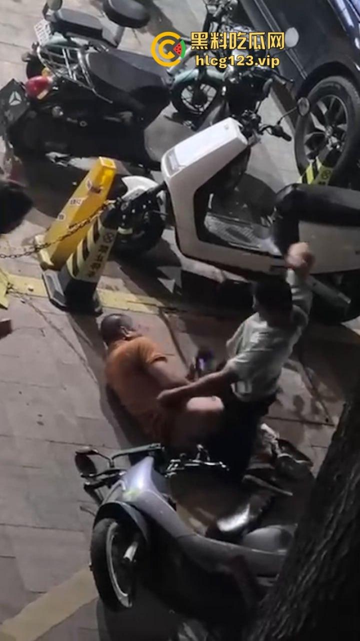 21世纪抓小三新高度 男小三惨遭脱裤捏命根子 哪里操的我老婆就毁掉哪里!-3