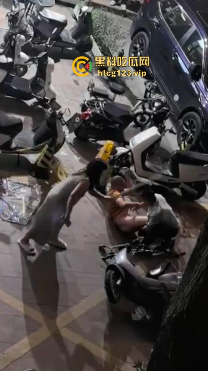 21世纪抓小三新高度 男小三惨遭脱裤捏命根子 哪里操的我老婆就毁掉哪里!-4