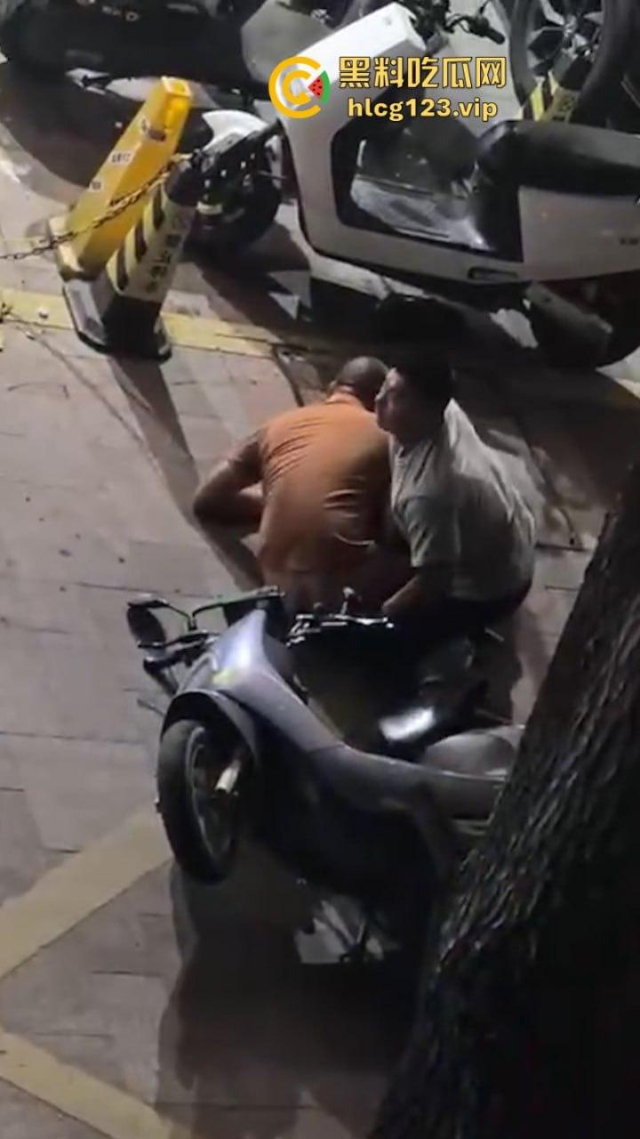 21世纪抓小三新高度 男小三惨遭脱裤捏命根子 哪里操的我老婆就毁掉哪里!-5