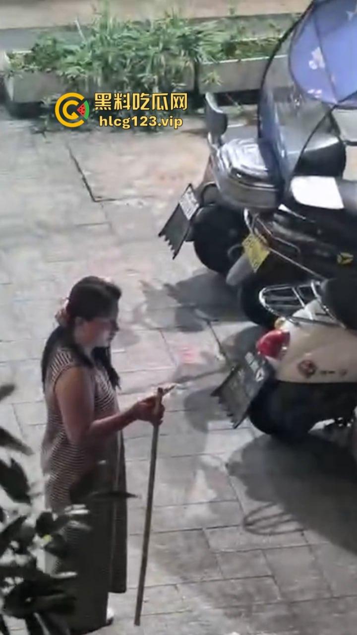 21世纪抓小三新高度 男小三惨遭脱裤捏命根子 哪里操的我老婆就毁掉哪里!-8