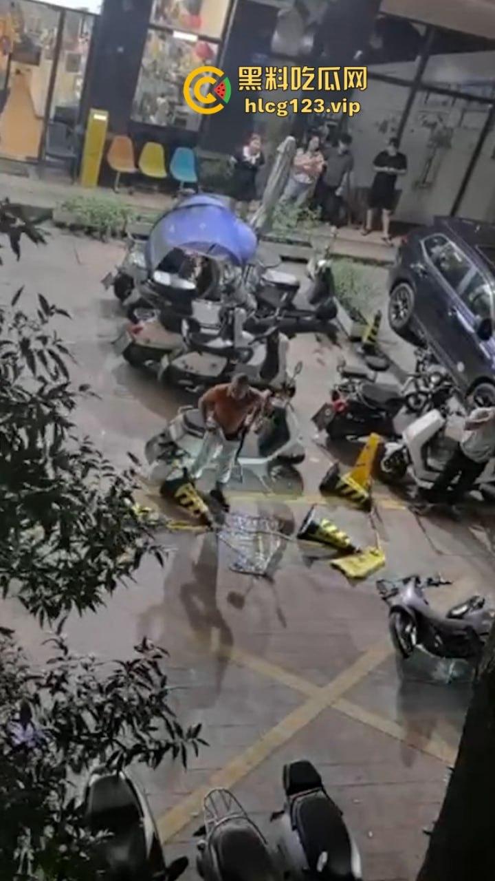 21世纪抓小三新高度 男小三惨遭脱裤捏命根子 哪里操的我老婆就毁掉哪里!-9