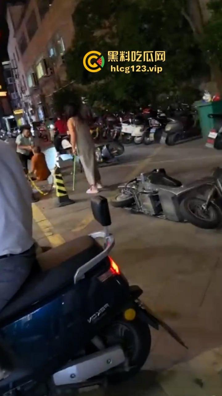 21世纪抓小三新高度 男小三惨遭脱裤捏命根子 哪里操的我老婆就毁掉哪里!-11